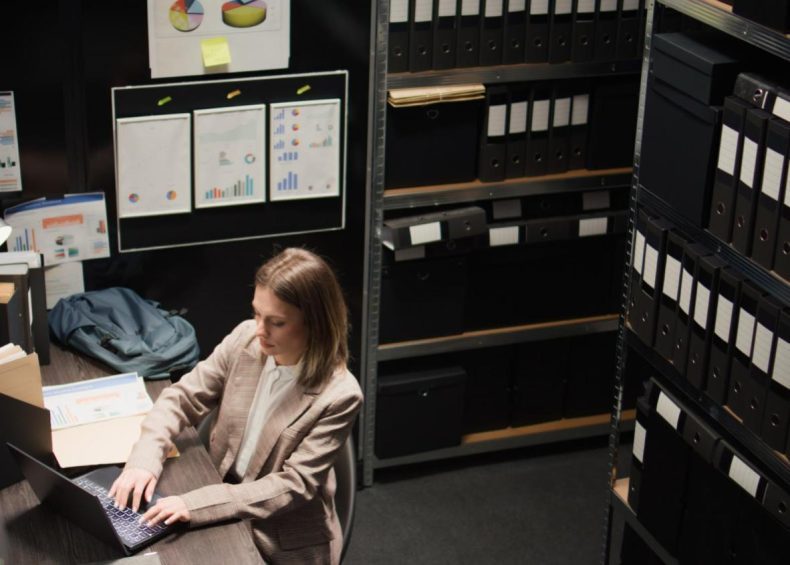 Consultora software analizando datos y métricas empresariales en oficina