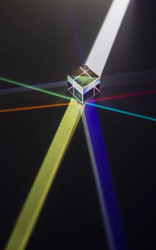 Prisma dispersando haces de luz de diferentes colores, simbolizando innovación, investigación y desarrollo tecnológico.Elita Projects tu consultoría de confianza