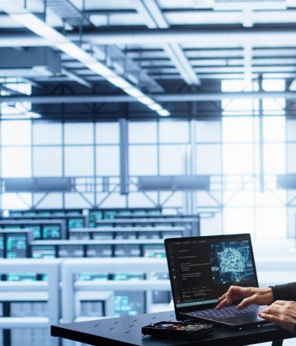 Desarrollador trabajando en código de bases de datos en entorno tecnológico moderno