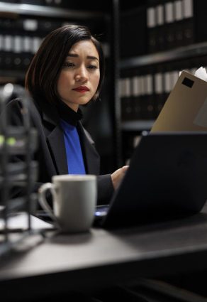 Mujer analizando datos en una oficina mientras utiliza soluciones de inteligencia artificial para generar datos sintéticos que mejoran el entrenamiento de modelos de Machine Learning