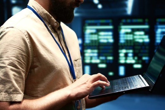 Especialista trabajando en la integración y configuración de una nueva base de datos en un entorno de servidor seguro