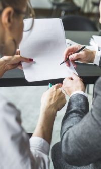 Equipo de desarrollo software en reunión de planificación y definición de requisitos