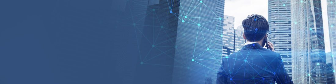 Profesional frente a rascacielos con una red digital superpuesta, simbolizando la preparación de datos para IA y análisis estadístico avanzado.