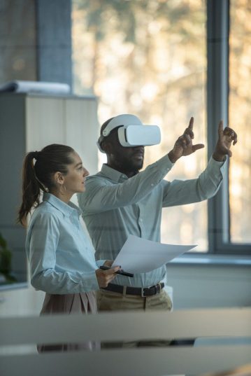 Profesionales en una oficina utilizando tecnología de realidad virtual para planificación estratégica