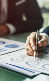 Consultores analizando métricas y documentación en proceso de desarrollo software