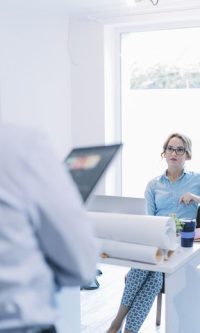 Reunión de seguimiento entre cliente y equipo de desarrollo software